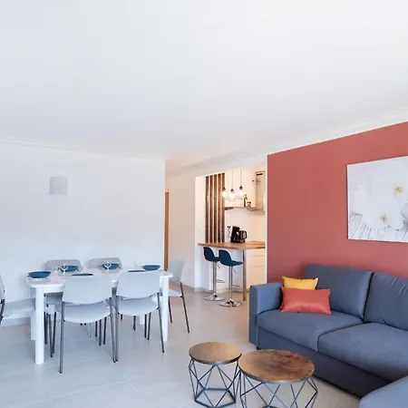 Bright Cocoon With Pool And Sea View Apartmán *