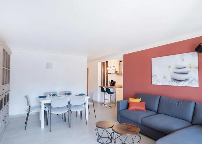 Bright Cocoon With Pool And Sea View Apartmán *