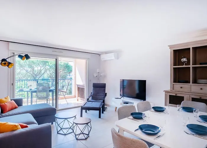 Bright Cocoon With Pool And Sea View Apartmán