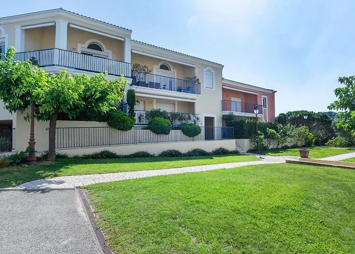 Bright Cocoon With Pool And Sea View Apartmán *